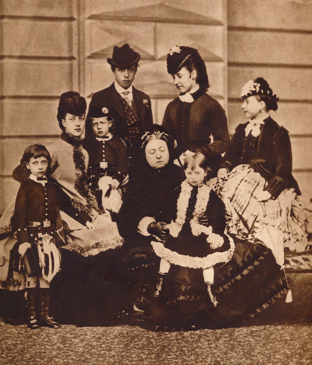 Královna Viktorie se svou snachou a vnoučaty, c1880 1935 od Unbekannt