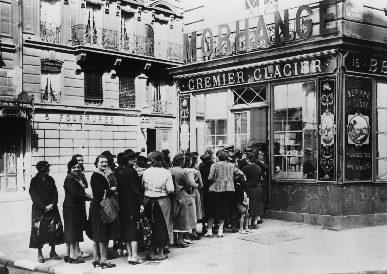 Fronta žen před mlékárnou, Němci okupovaná Paříž, 28. června 1940 od Unbekannt