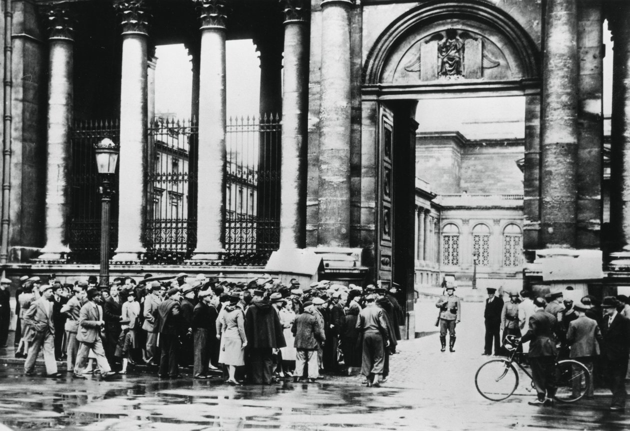 Fronta před informačním úřadem pro civilisty v Poslanecké sněmovně, Paříž, červenec 1940 od Unbekannt