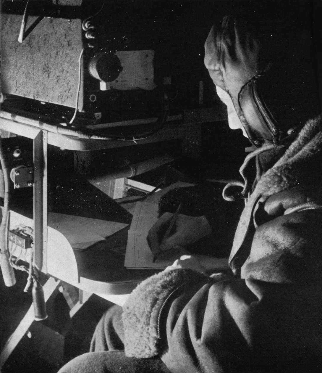 Radista RAF Coastal Command na palubě svého letadla, c1940 1943 od Unbekannt