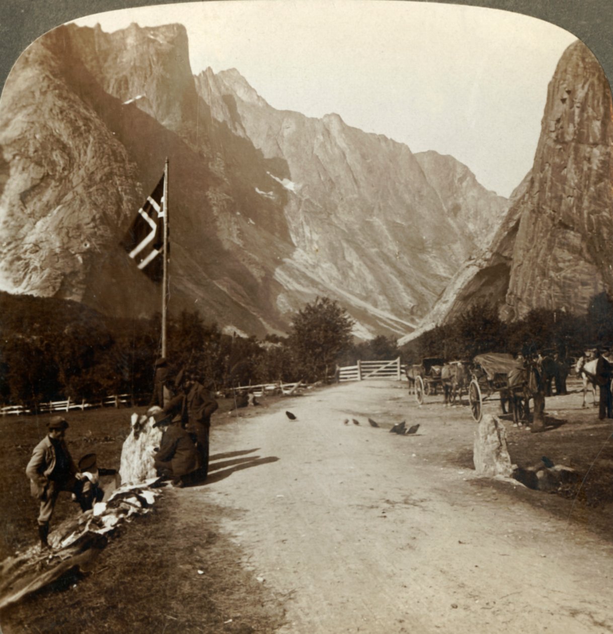 Ragged range of the Troldtinder or Witch Pinnacles from valley road, Horgheim, Norway, c1905. od Unbekannt
