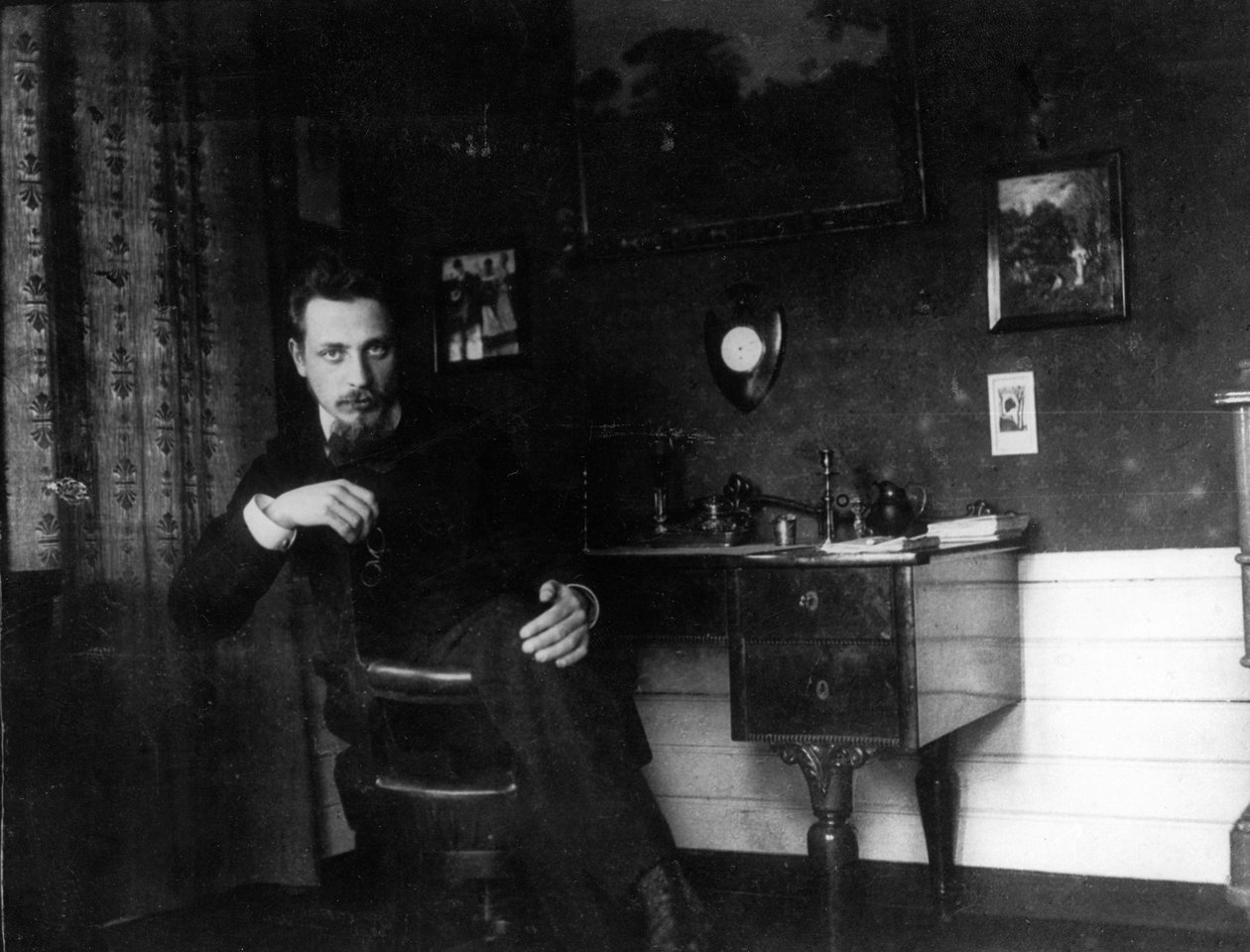 Rainer Maria Rilke ve své studii, c. 1905. od Unbekannt