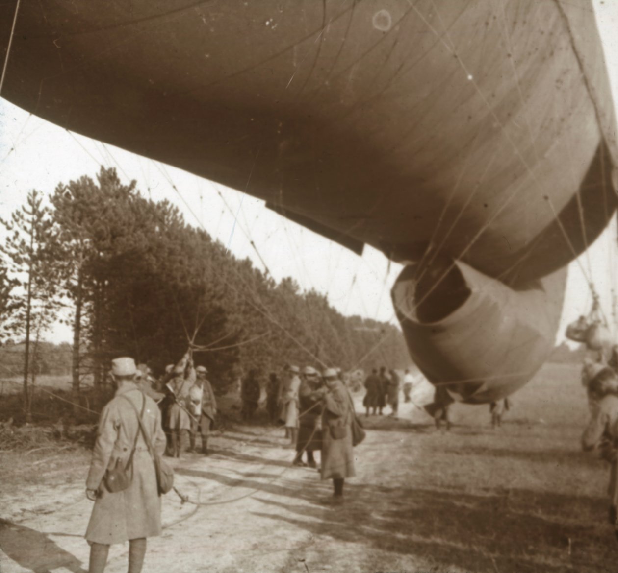 Vztyčení pozorovacího balónu, Somme, severní Francie, 1916 od Unbekannt