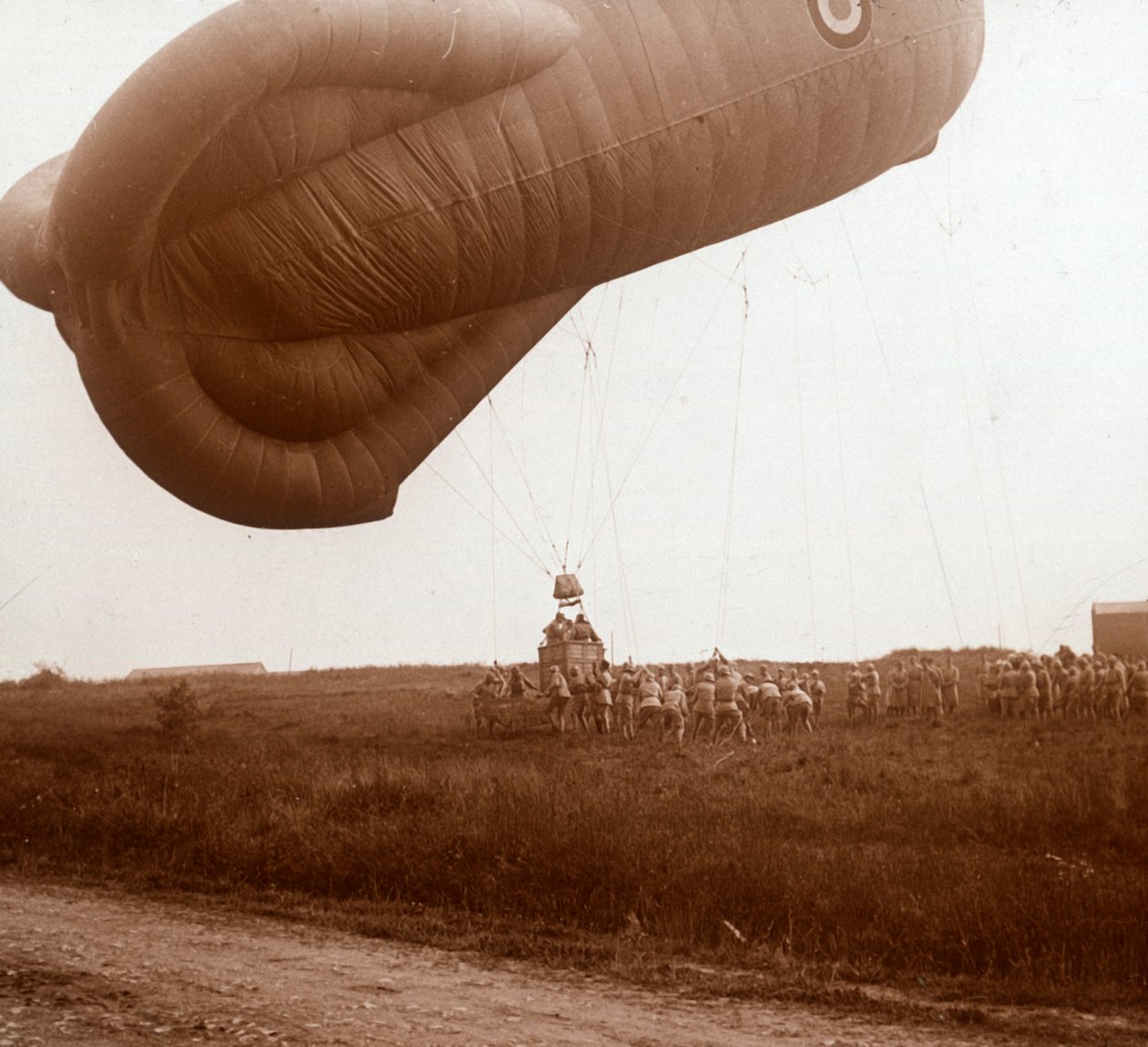 Zvednutí balonu s košem pro pozorování, c1914-c1918 od Unbekannt