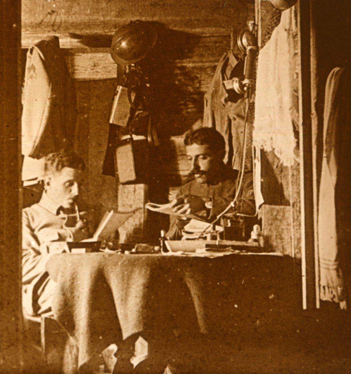 Čtení v zákopech, c1914-c1918 od Unbekannt