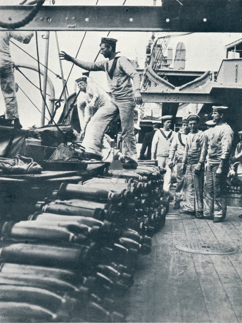 Příjem granátů do námořních děl na palubě bitevní lodi, c1914 od Unbekannt