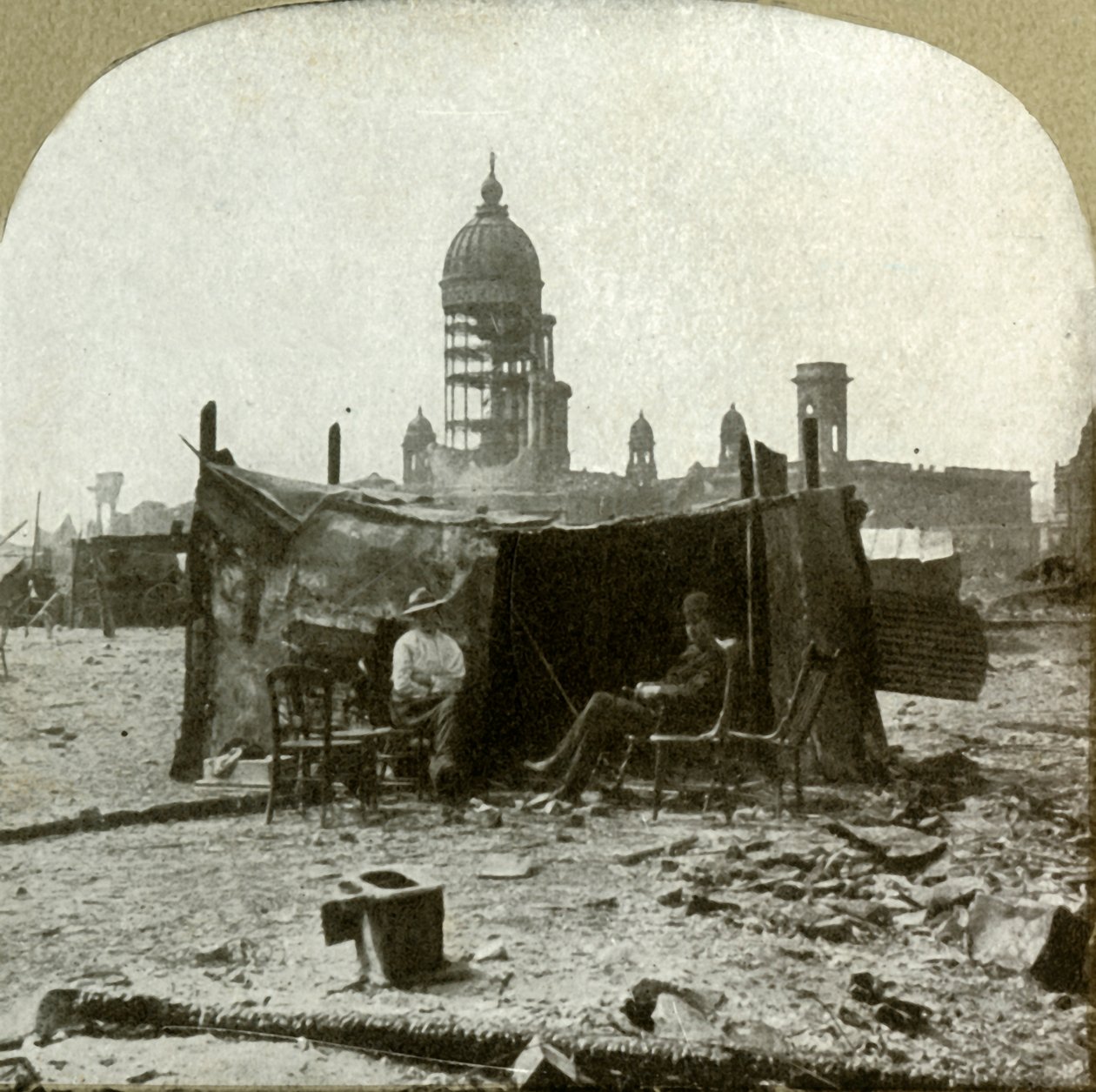 Uprchlický tábor ze zbytků vlnitého plechu sesbíraných z ruin, 1906. od Unbekannt