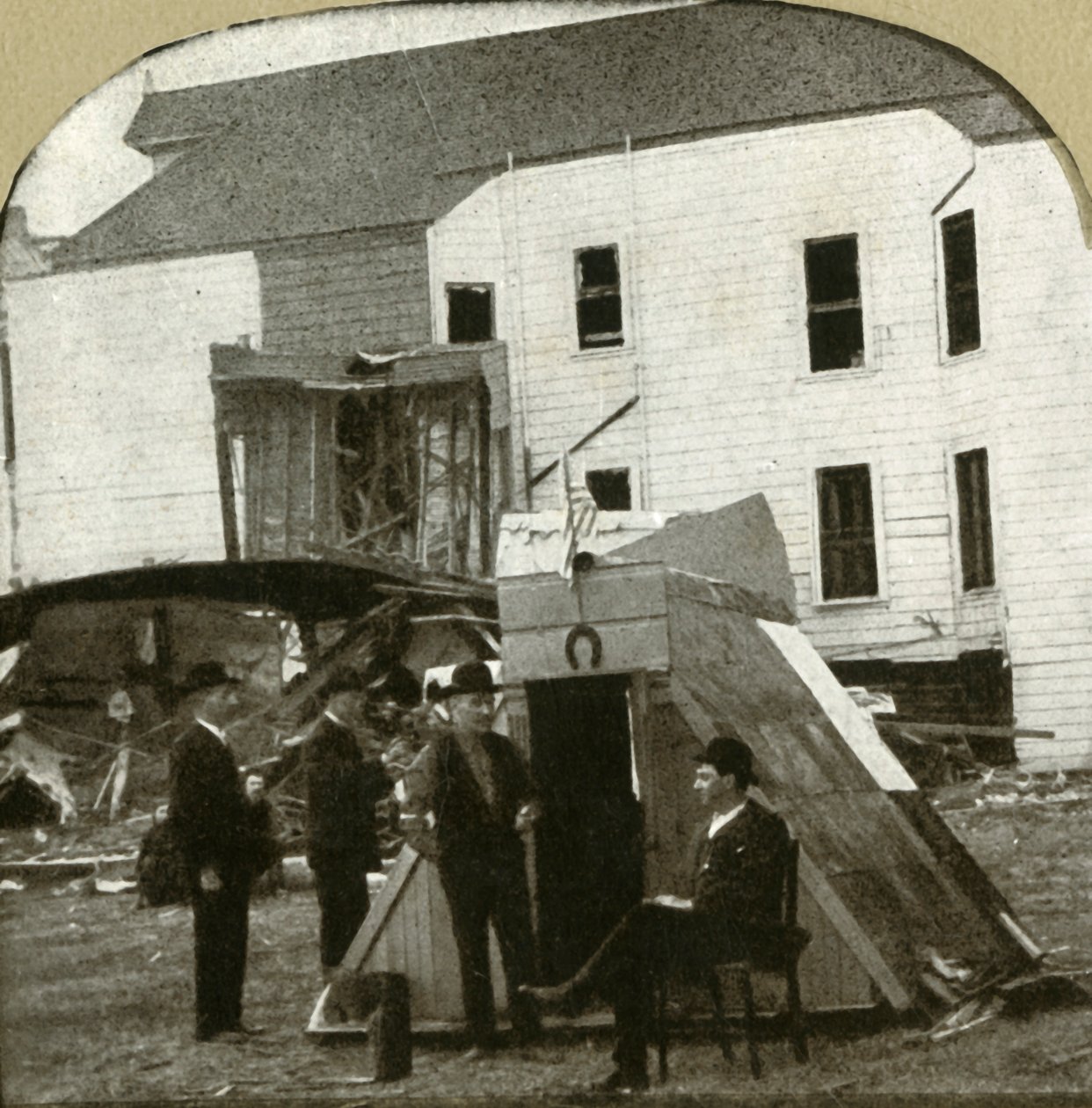Uprchlický tábor, bývalé obydlí v troskách v pozadí. Toto je zemětřesení, 1906. od Unbekannt
