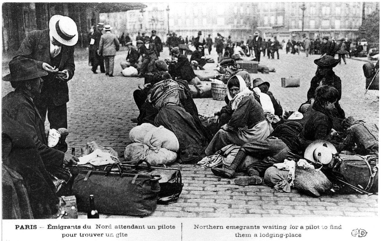 Uprchlíci ze severu čekající na průvodce, který jim najde ubytování, Paříž, první světová válka, 1914-1918 od Unbekannt