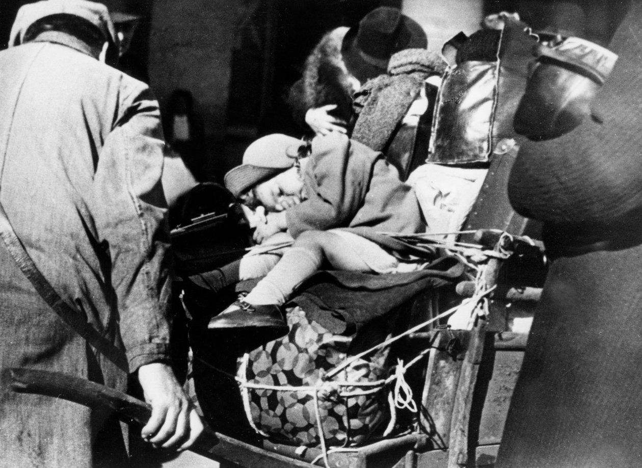 Uprchlíci se zavazadly na Gare de lEst, Paříž, srpen 1940 od Unbekannt