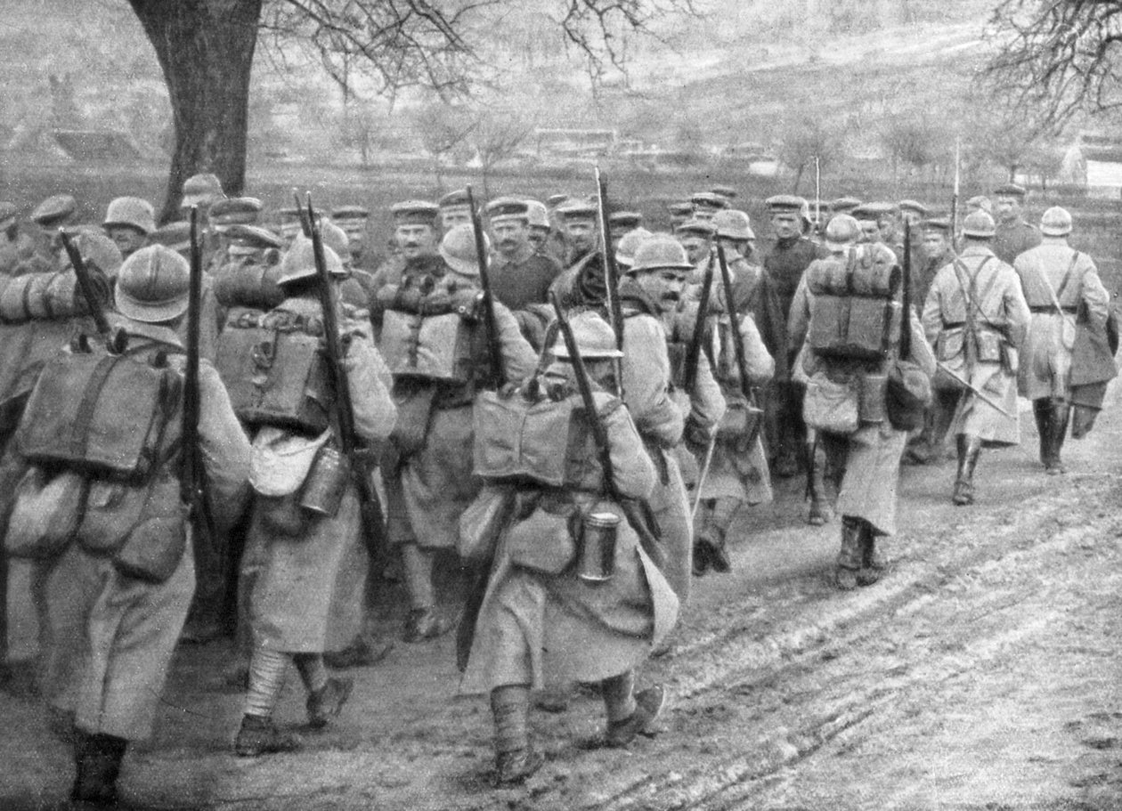 Francouzská pěchota procházející kolem linie zajatců, Plessis-de-Roye, Pikardie, Francie, 30. března 1918 od Unbekannt