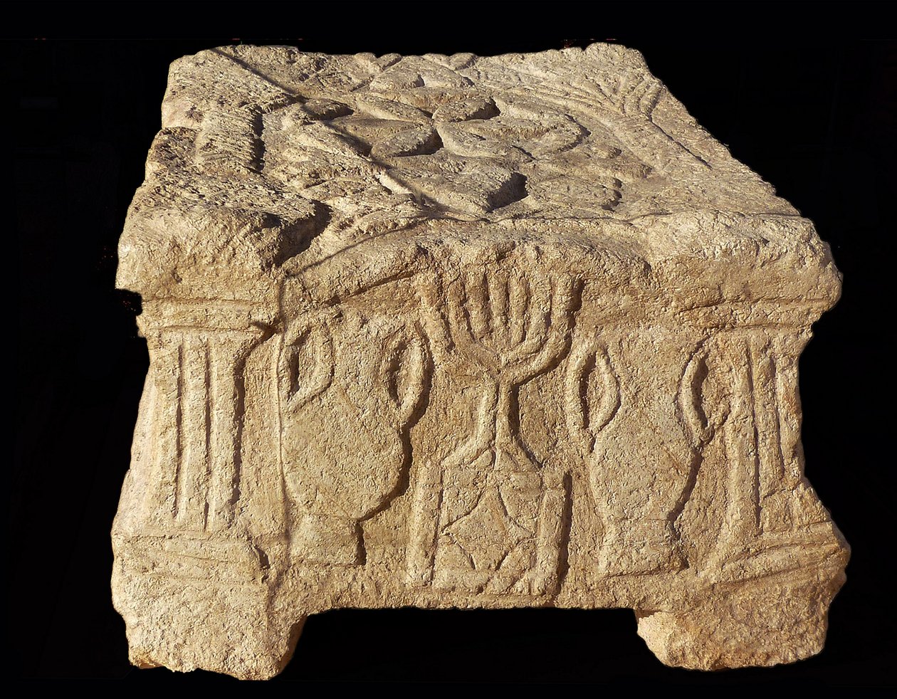 Reliéf zobrazující sedmiramennou menoru, synagoga Magdala (kámen) od Unbekannt