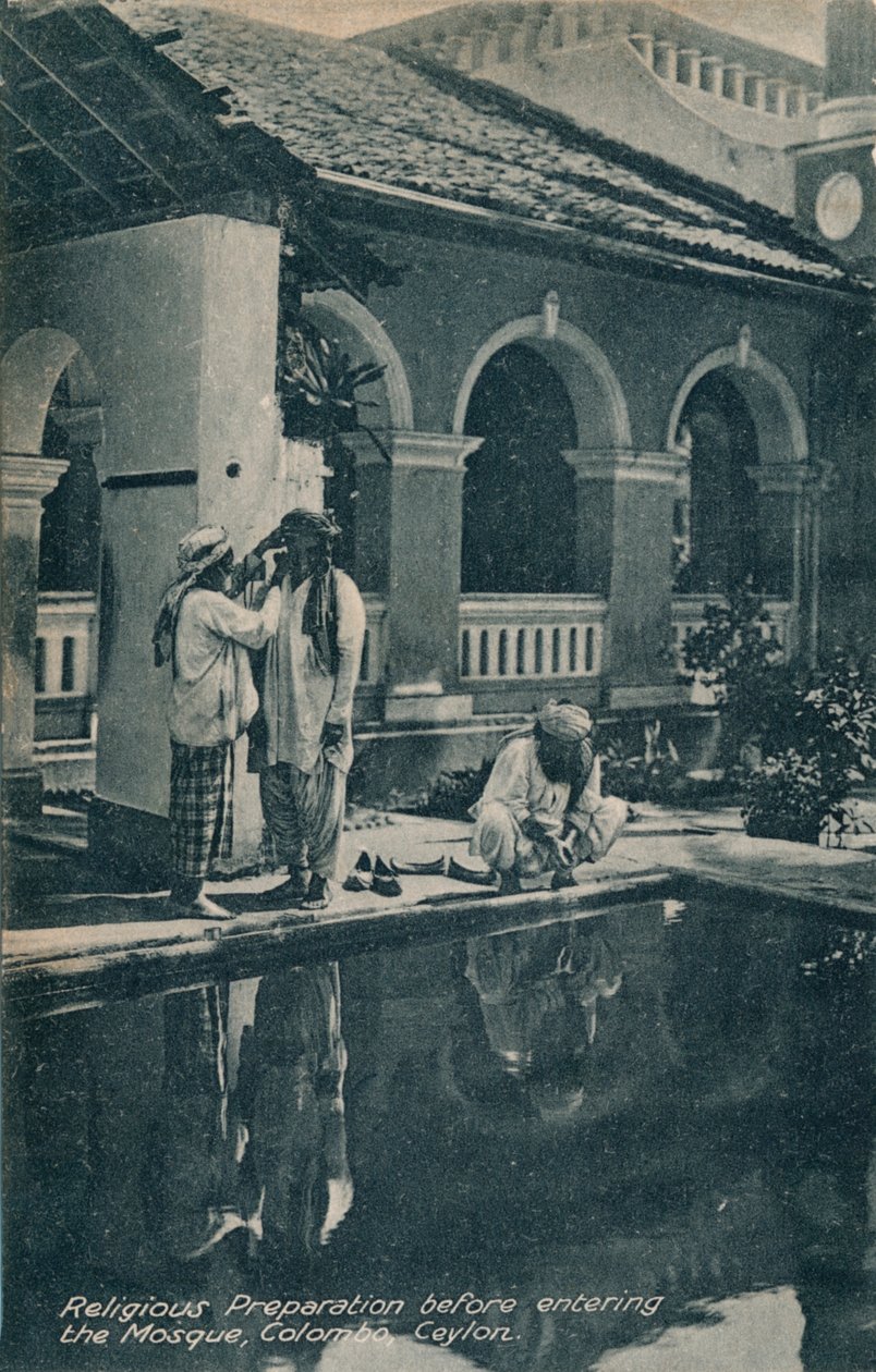 Náboženská příprava před vstupem do mešity, Colombo, Ceylon, c1910. od Unbekannt