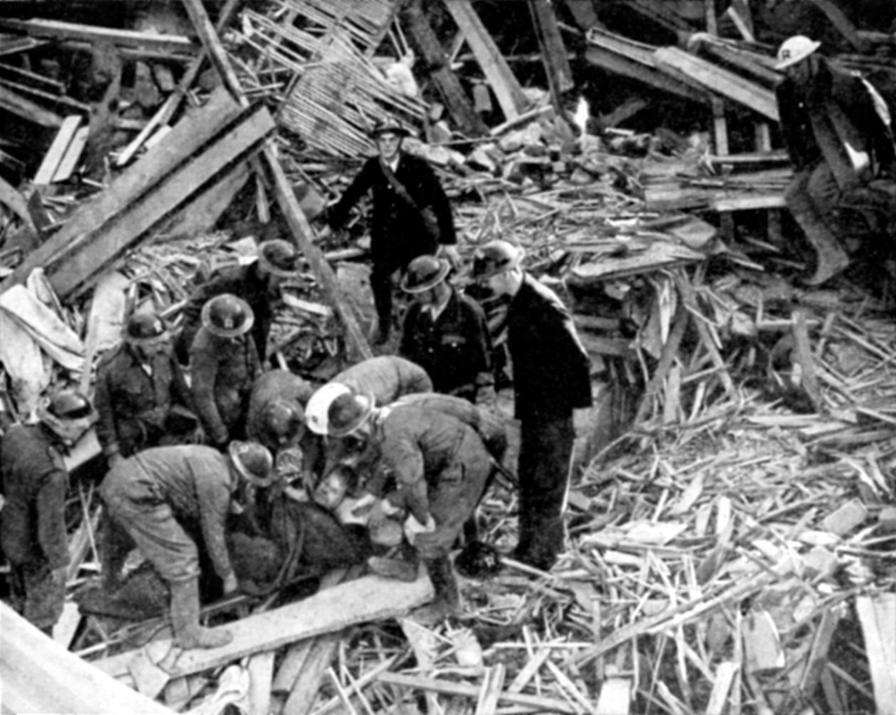 Záchranáři vyprošťují muže z budovy poškozené bombou, druhá světová válka, 1940 od Unbekannt
