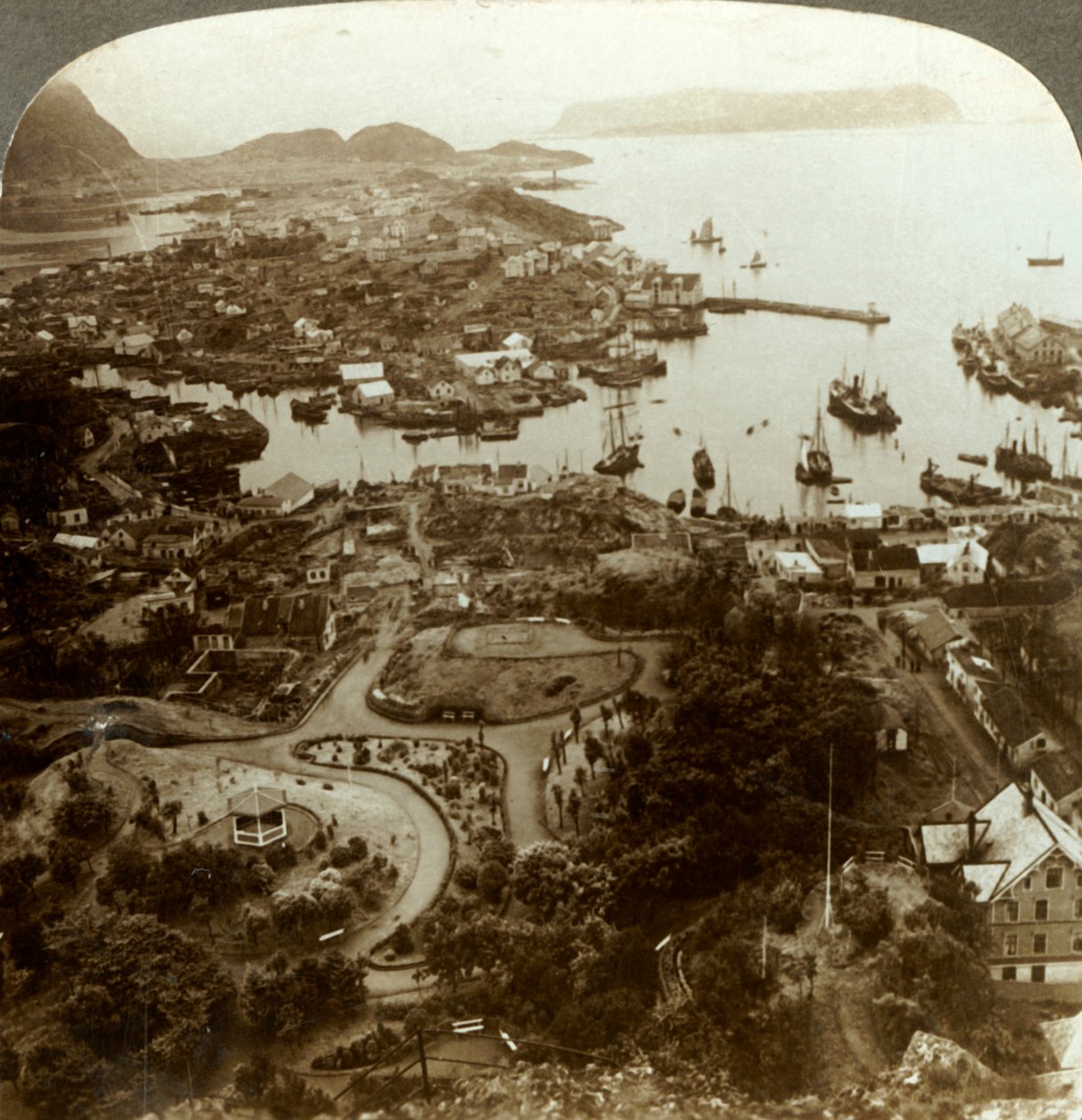 Obnova vypáleného města - Aalesund, ostrovní přístav a důležitý trh s treskami, Norsko, c1905. od Unbekannt