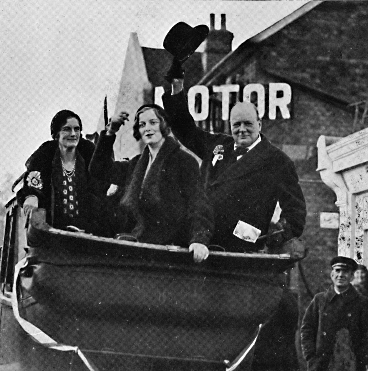 Vrátila se pro Epping Paní Churchill a dcera Diana sdílejí štěstí a vítězství, 1931, 1945. od Unbekannt