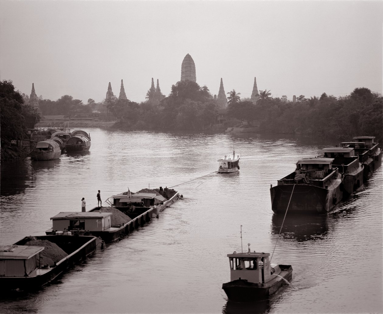 Říční čluny sjíždějící po řece Chao Phraya s výhledem na Wat Chaiwatthanaram od Unbekannt