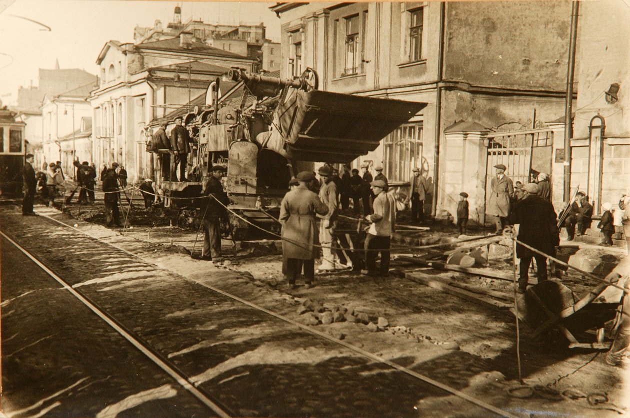 Práce na silnici v Tverské ulici, Moskva, SSSR, 20. léta 20. století od Unbekannt