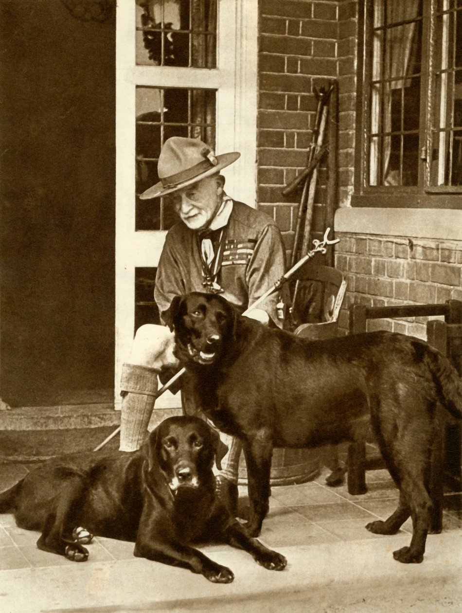 Robert Baden-Powell doma se svými psy, c1929, 1935. od Unbekannt