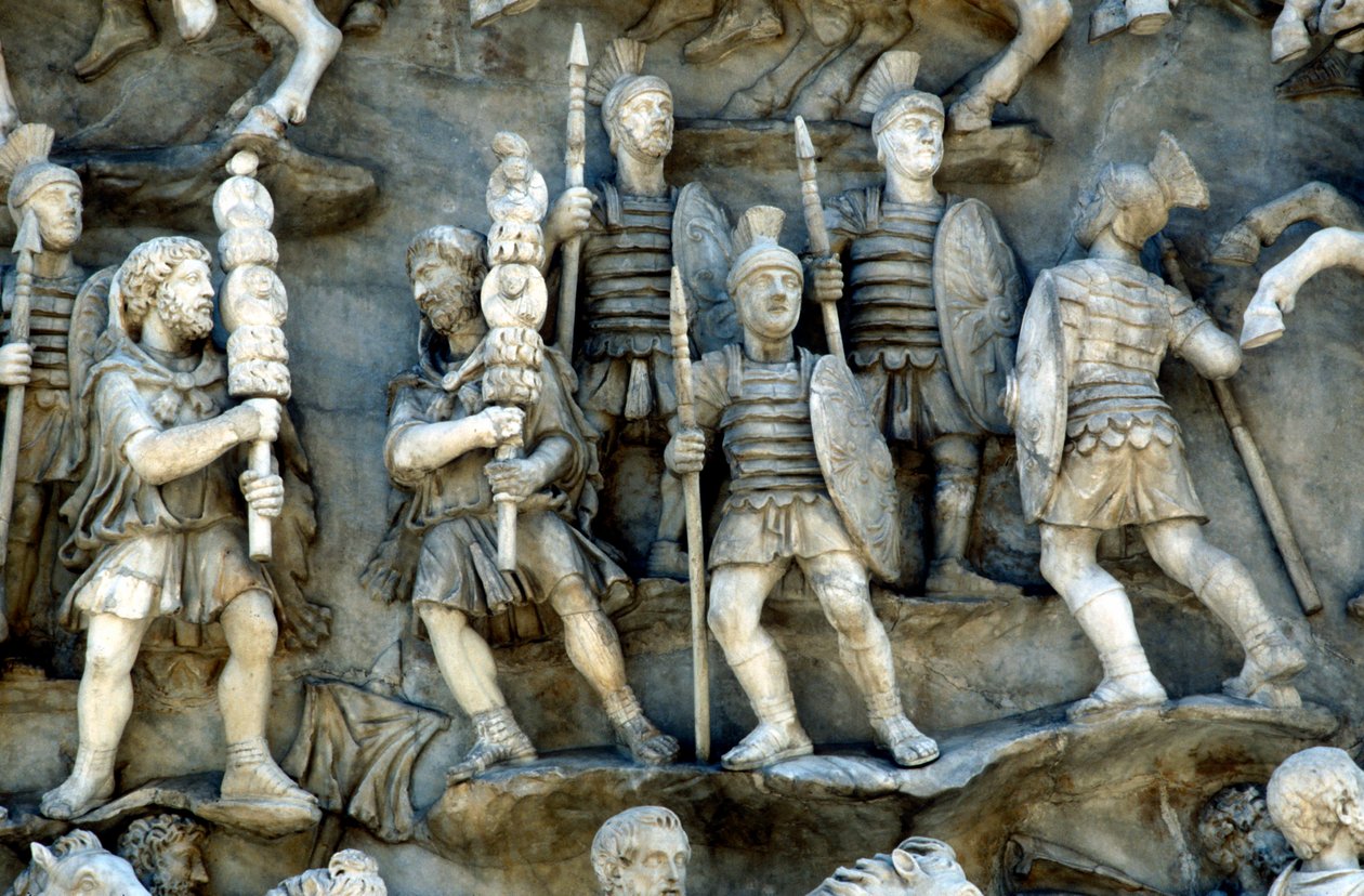 Římští vojáci se účastní dekursia, rituálního obcházení pohřební hranice, c180-196 od Unbekannt