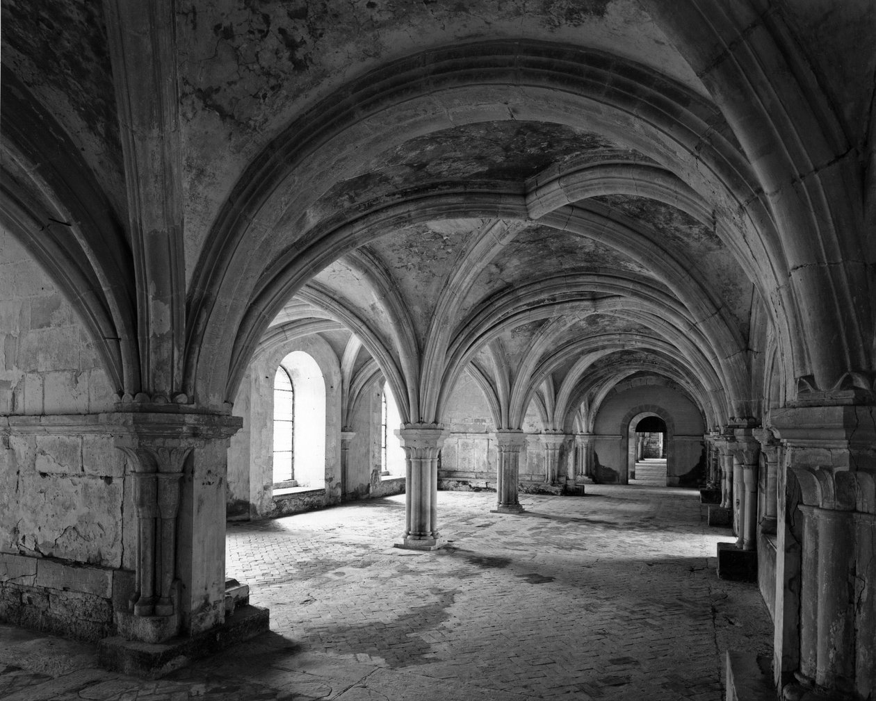 Románská architektura: pohled na kapitulní síň cisterciáckého opatství Fontenay založeného roku 1118 (Cote d
