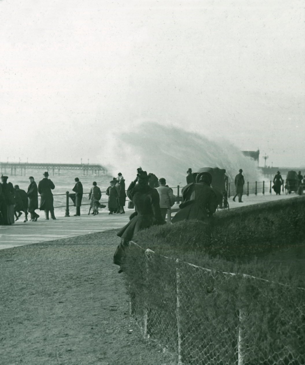 Rozbouřené moře nad promenádou v Hastings, Sussex, konec 19. a začátek 20. století. od Unbekannt