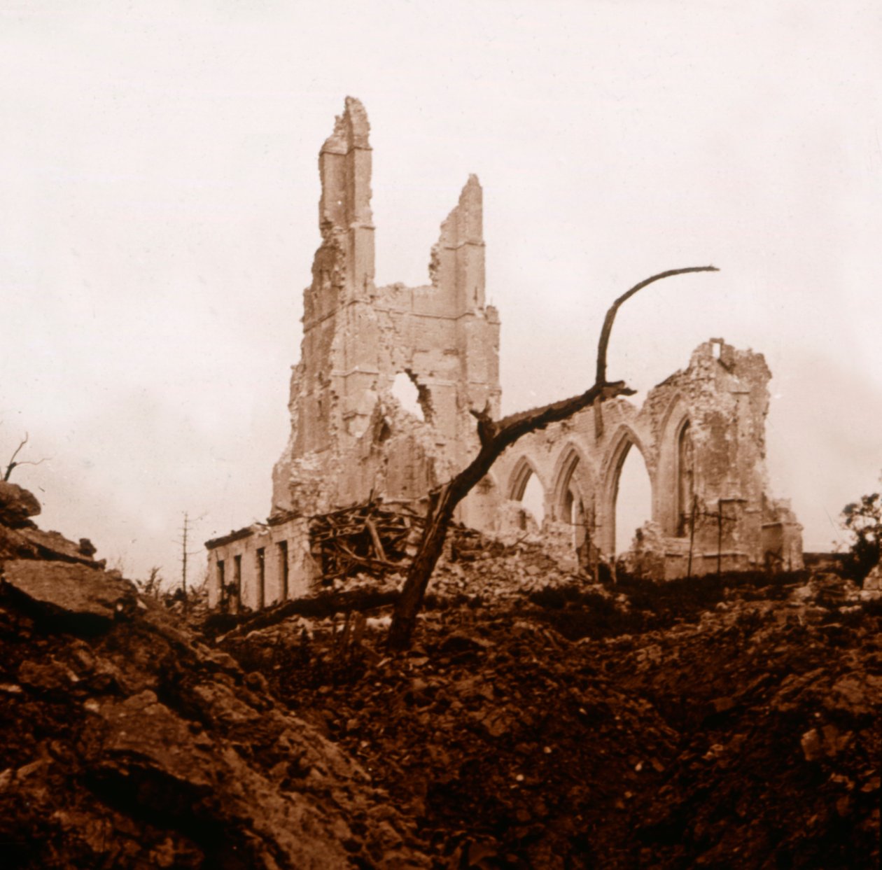 Zničený kostel, Ablain-Saint-Nazaire, severní Francie, c1914-c1918 od Unbekannt