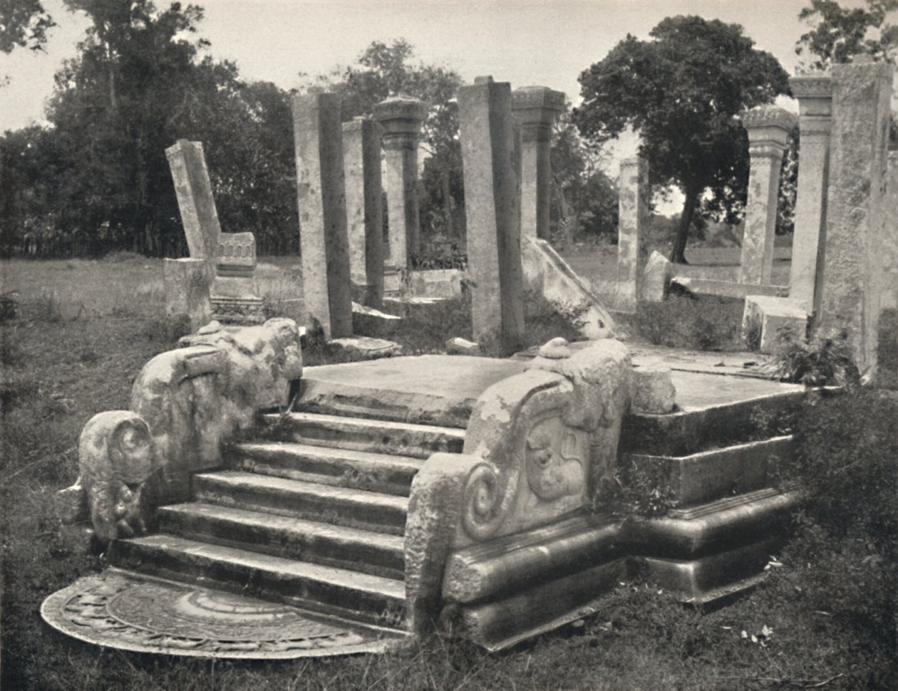 Ruiny sloupové haly, před ní schodiště s měsíčním kamenem viz deska 79, Anuradhapura, 1926 od Unbekannt