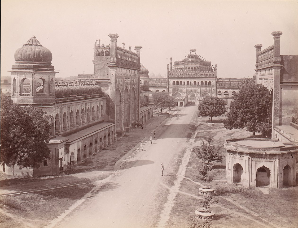 Rumi Darwaza a brána Bara Imambara odešla s ‚jawab‘ Facsimile Gateway..., 60.–70. léta 19. století. od Unbekannt
