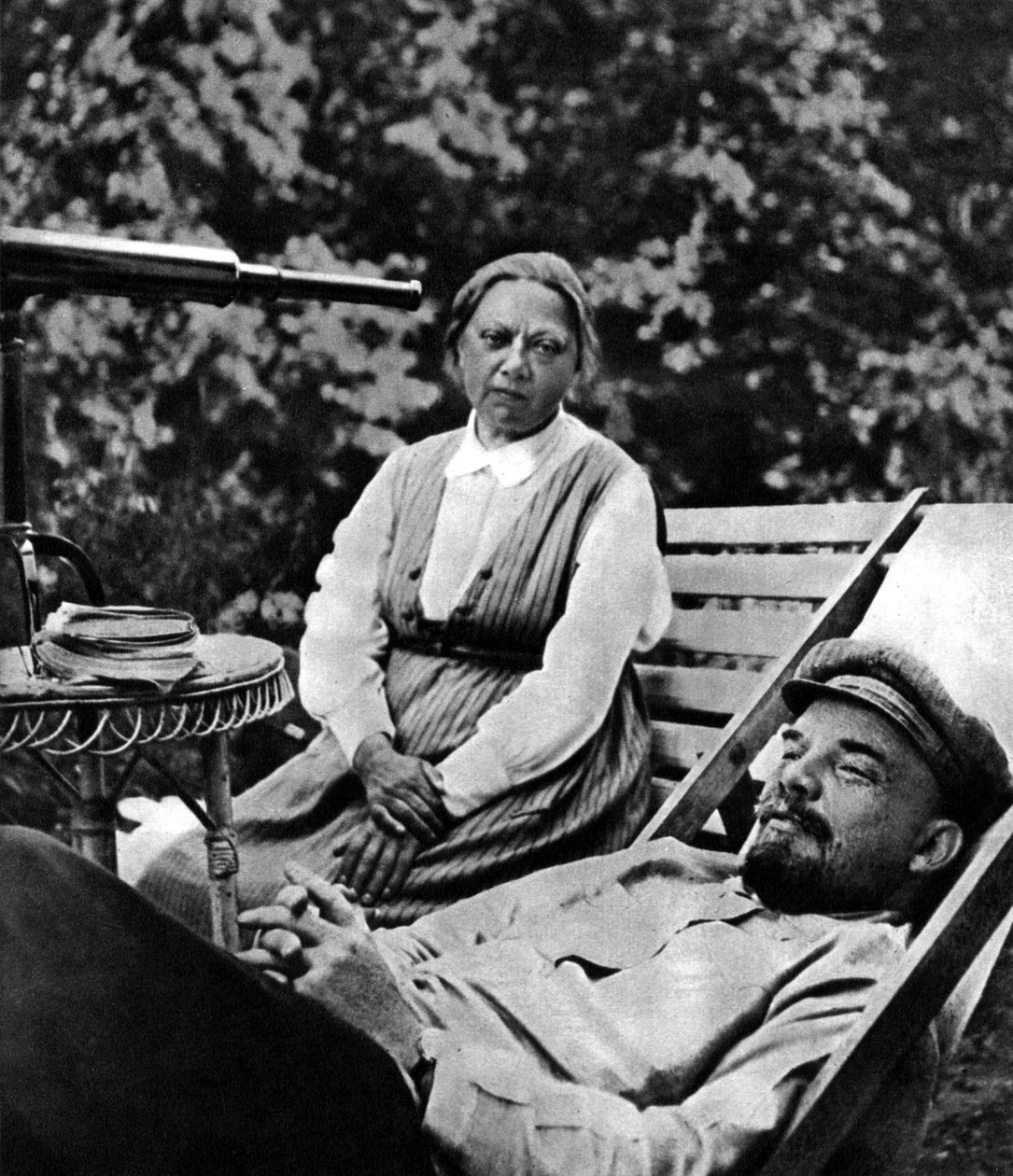 Ruský bolševický vůdce Vladimir Lenin a Nadezhda Krupskaya, Gorki, SSSR, 1922 od Unbekannt