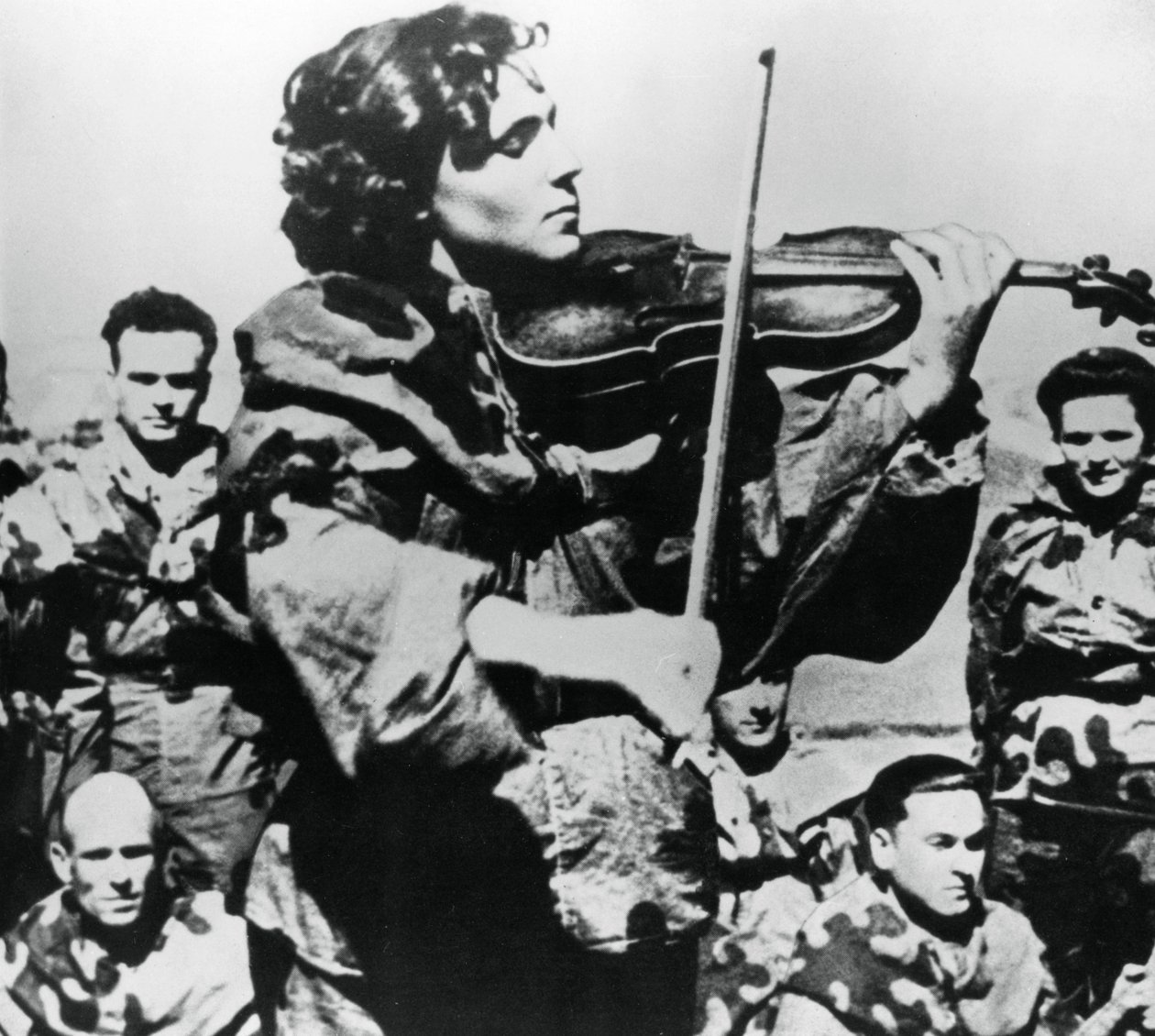 Ruská vojenská sestra hrající na housle, východní fronta, 1944 od Unbekannt