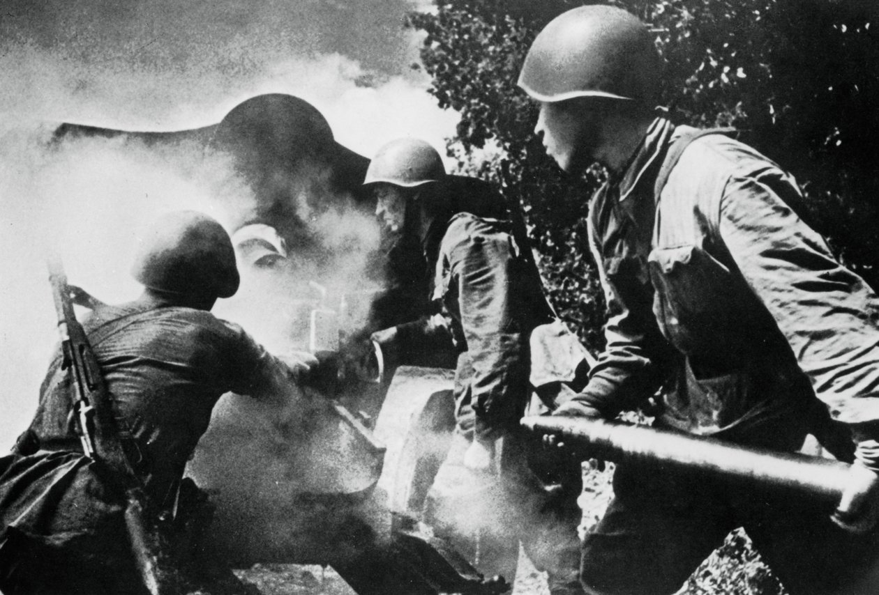 Ruské dělostřelectvo v akci, východní fronta, 1943 od Unbekannt