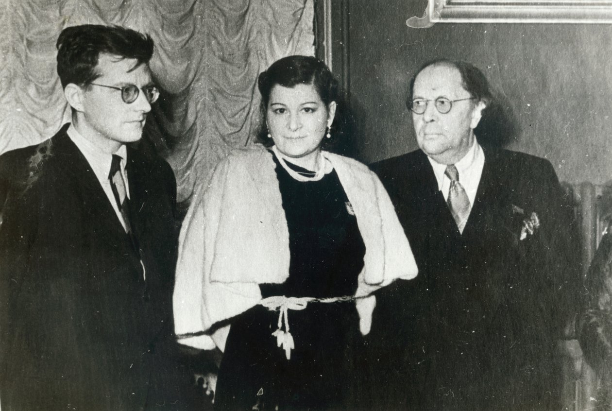 Ruský skladatel Dmitrij Šostakovič, zpěvačka Maria Maksakova a spisovatel Aleksey Tolstoj, 1943 od Unbekannt