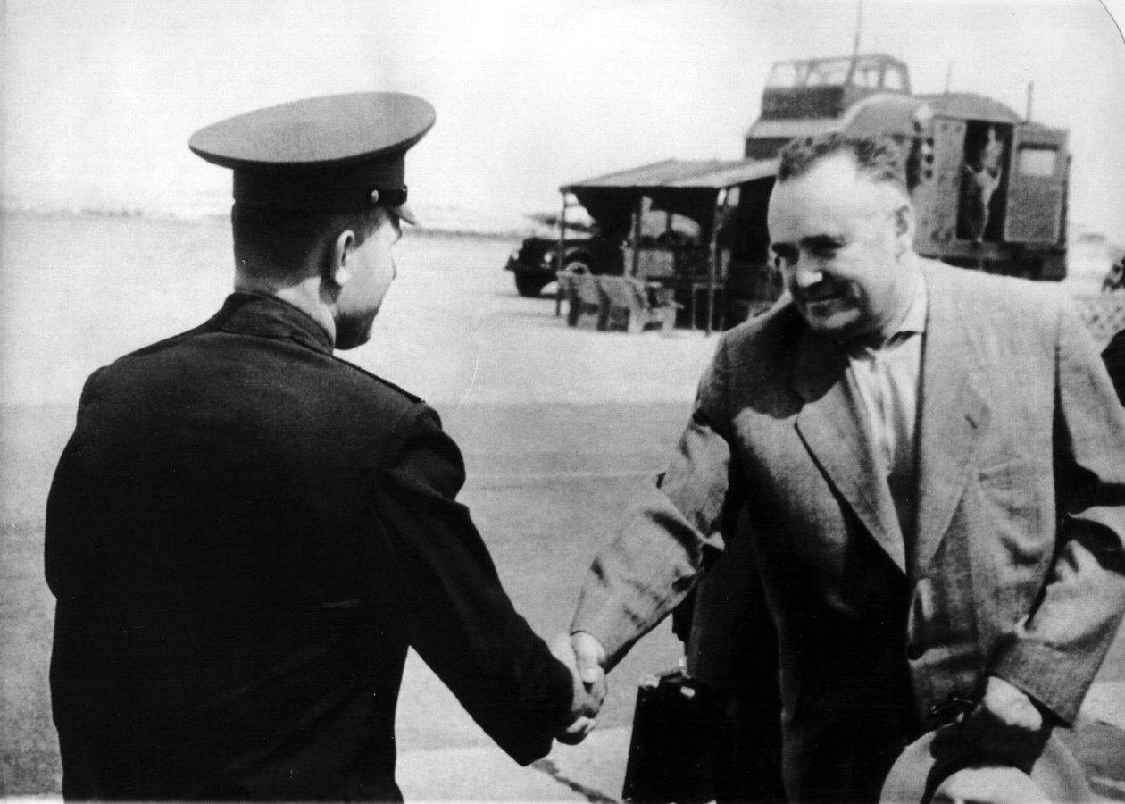Ruský kosmonaut Jurij Gagarin a raketový inženýr Sergej Koroljov, 1961 od Unbekannt