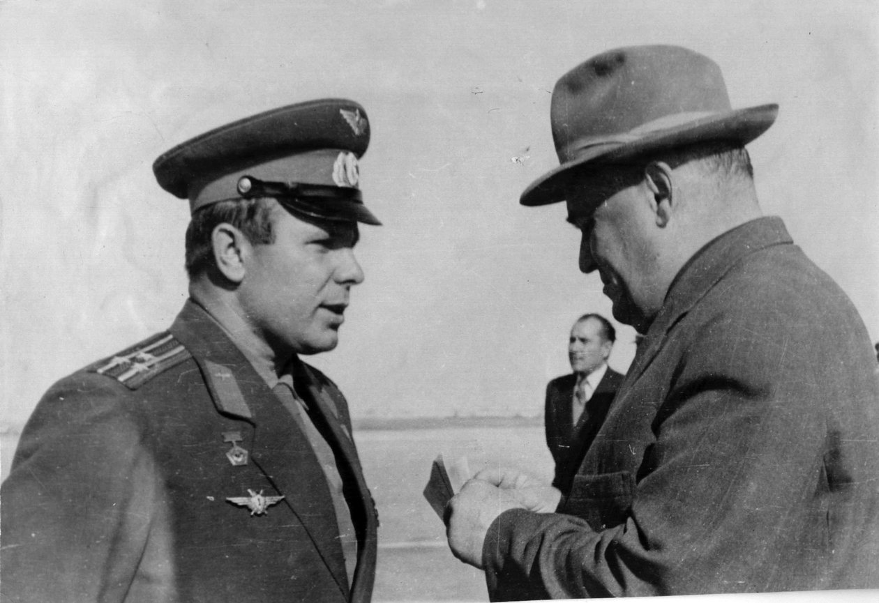Ruský kosmonaut Jurij Gagarin a raketový inženýr Sergej Koroljov, 1961 od Unbekannt