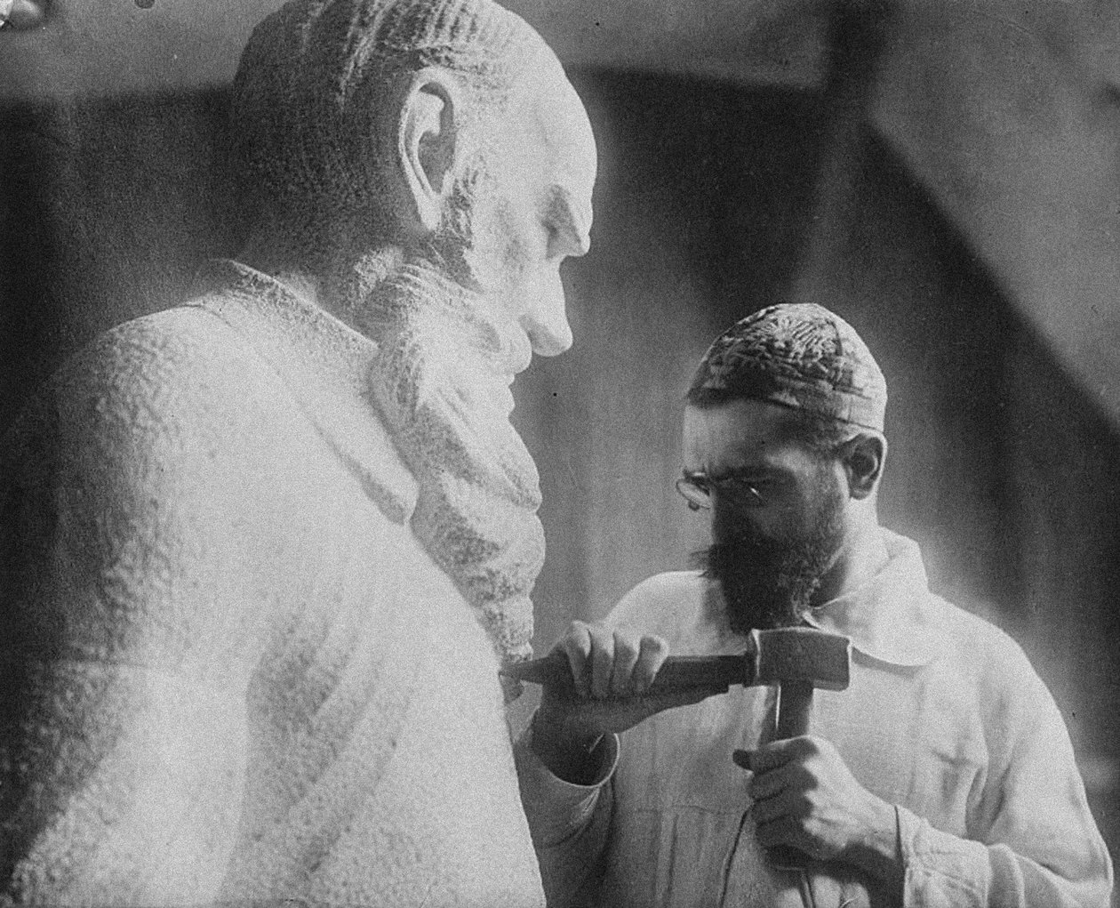 Ruský sochař Sergej Merkurov 1881-1952 pracuje na jeho soše Lva Tolstého od Unbekannt