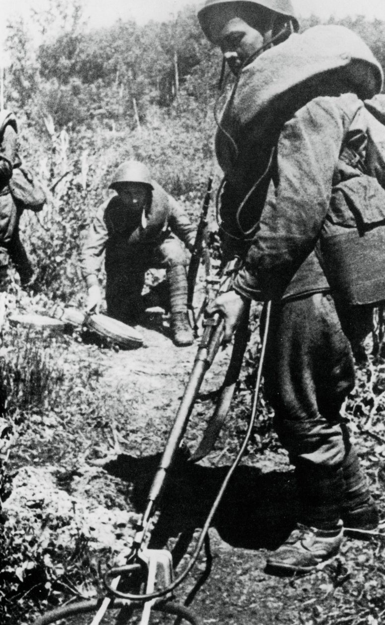 Ruští vojáci při odstraňování min, západně od Minsku, 1944 od Unbekannt