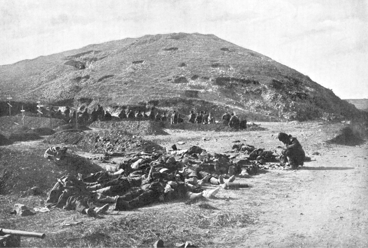 Ruští vojáci sbírající nábojnice od mrtvých před pohřbem, rusko-japonská válka 1904-5 od Unbekannt