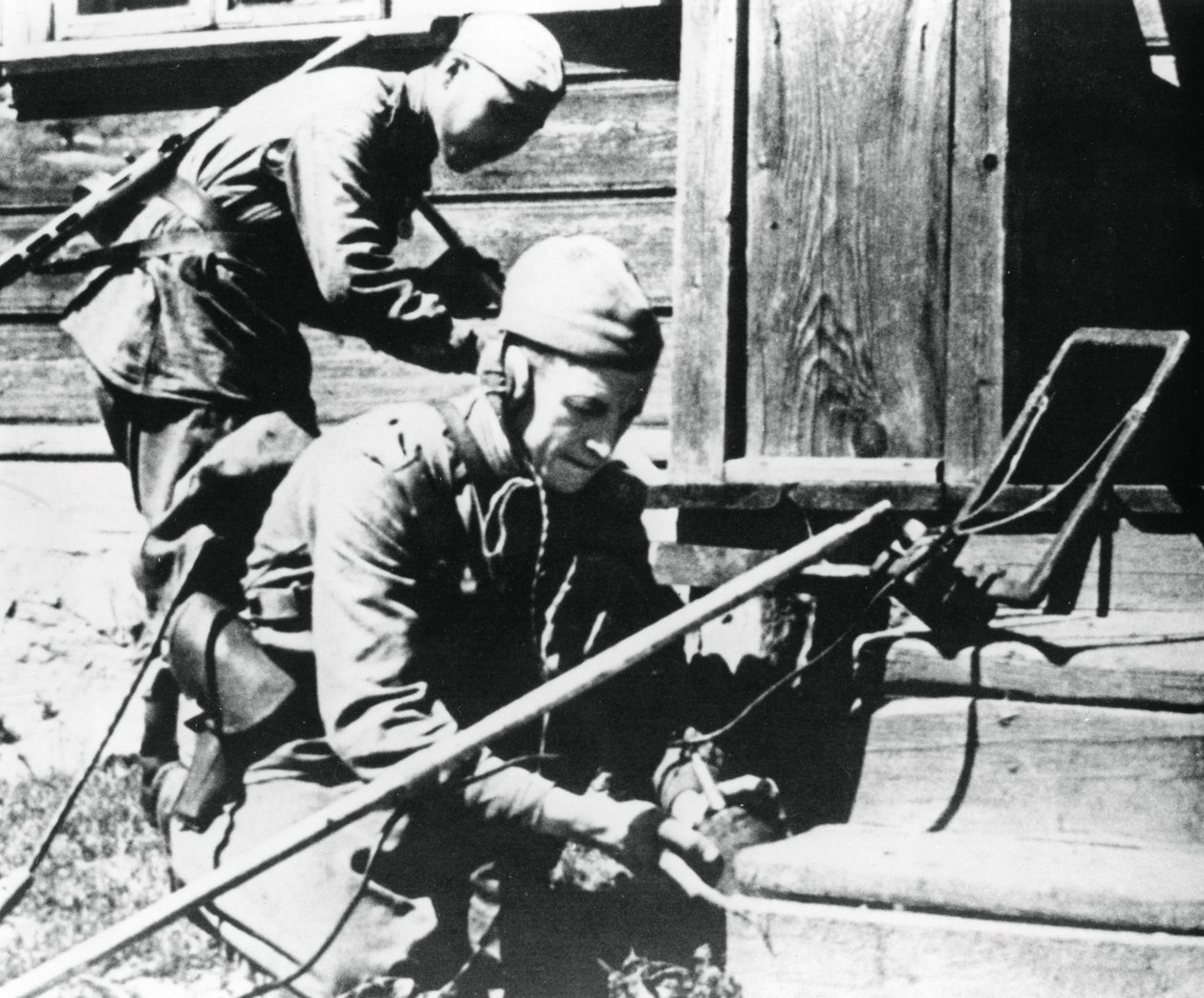 Ruští vojáci s detektory min čistí nastražený dům, východní fronta, 1944 od Unbekannt
