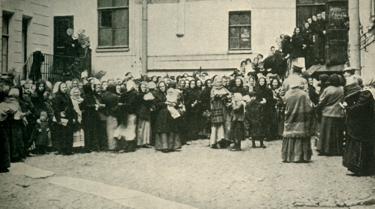 Manželky ruských vojáků čekající na zprávy z fronty..., První světová válka, 1915, c1920. od Unbekannt