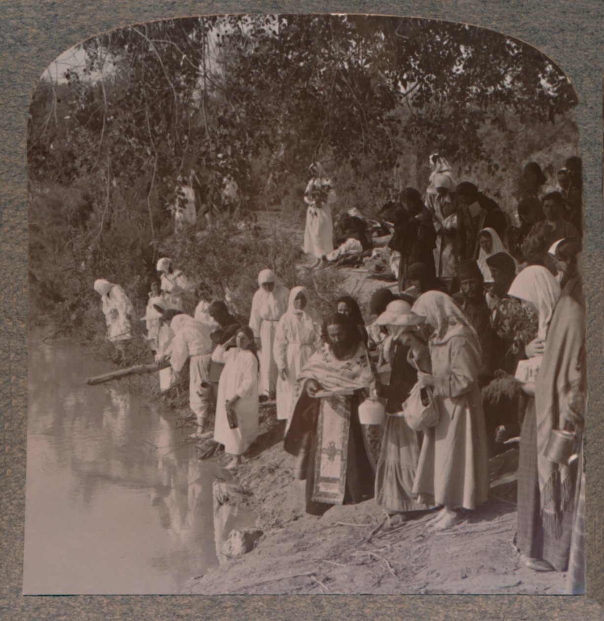 Ruské ženy sloužící na břehu Jordánu, c1900 od Unbekannt