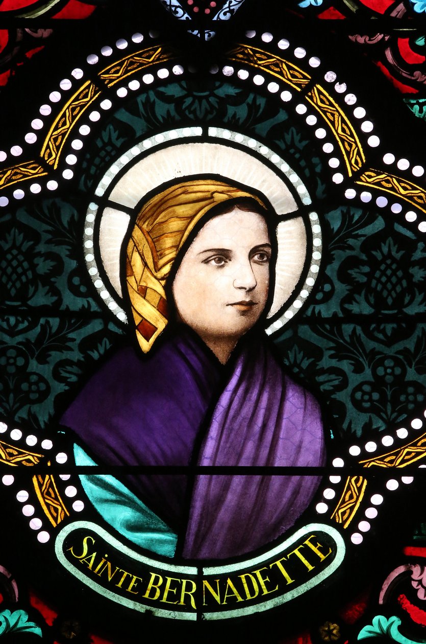 Kostel Nejsvětějšího srdce. Vitráž. Ste Bernadette Soubirous je známá pro mariánská zjevení, 20160604, Moulins, Francie od Unbekannt