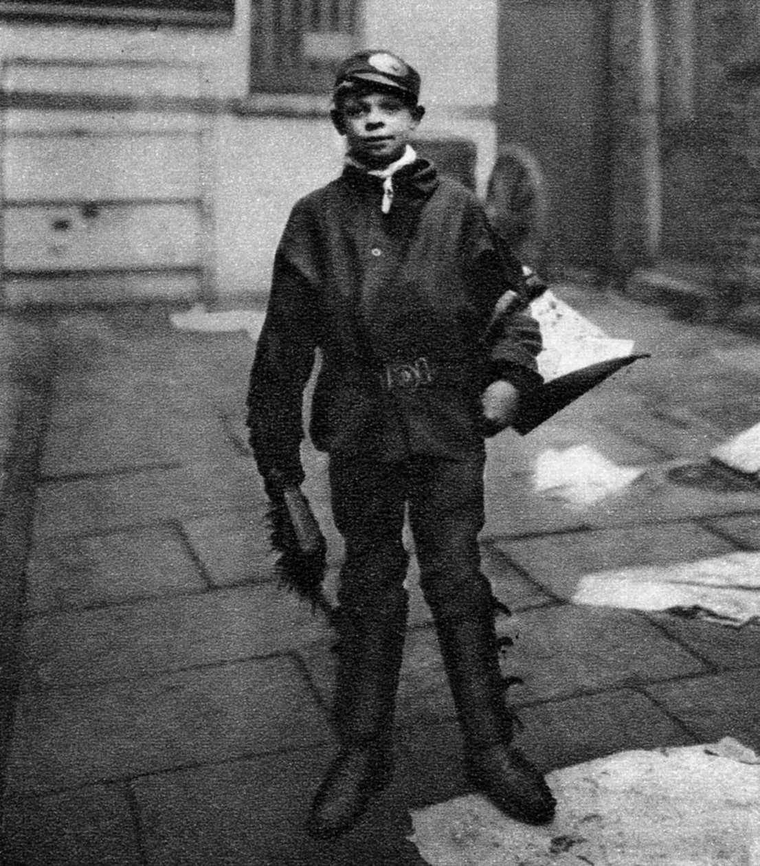 Scavenger boy, který uklízí koňský trus na silnici, Londýn, 1926-1927 od Unbekannt
