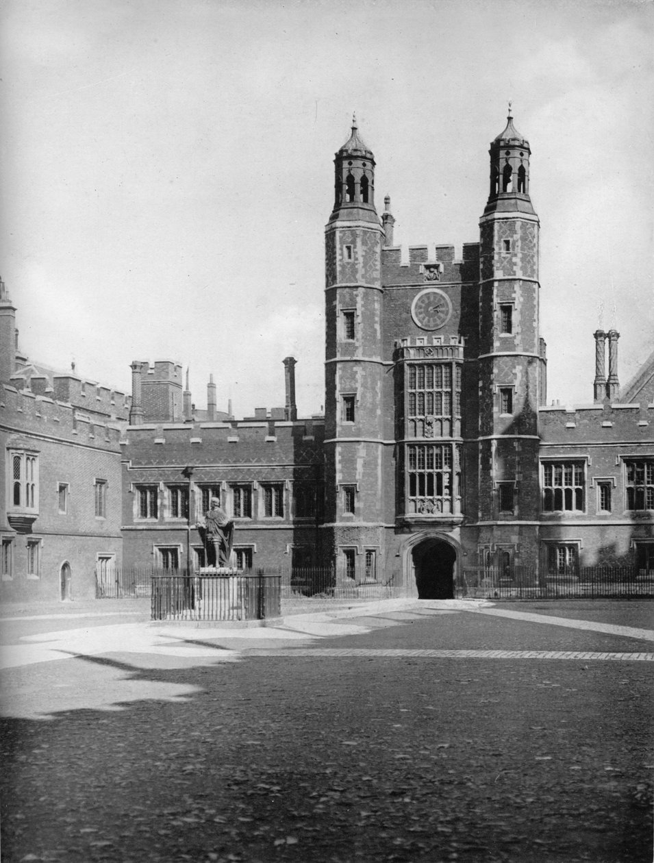 School Yard a Luptons Tower, 1926 od Unbekannt
