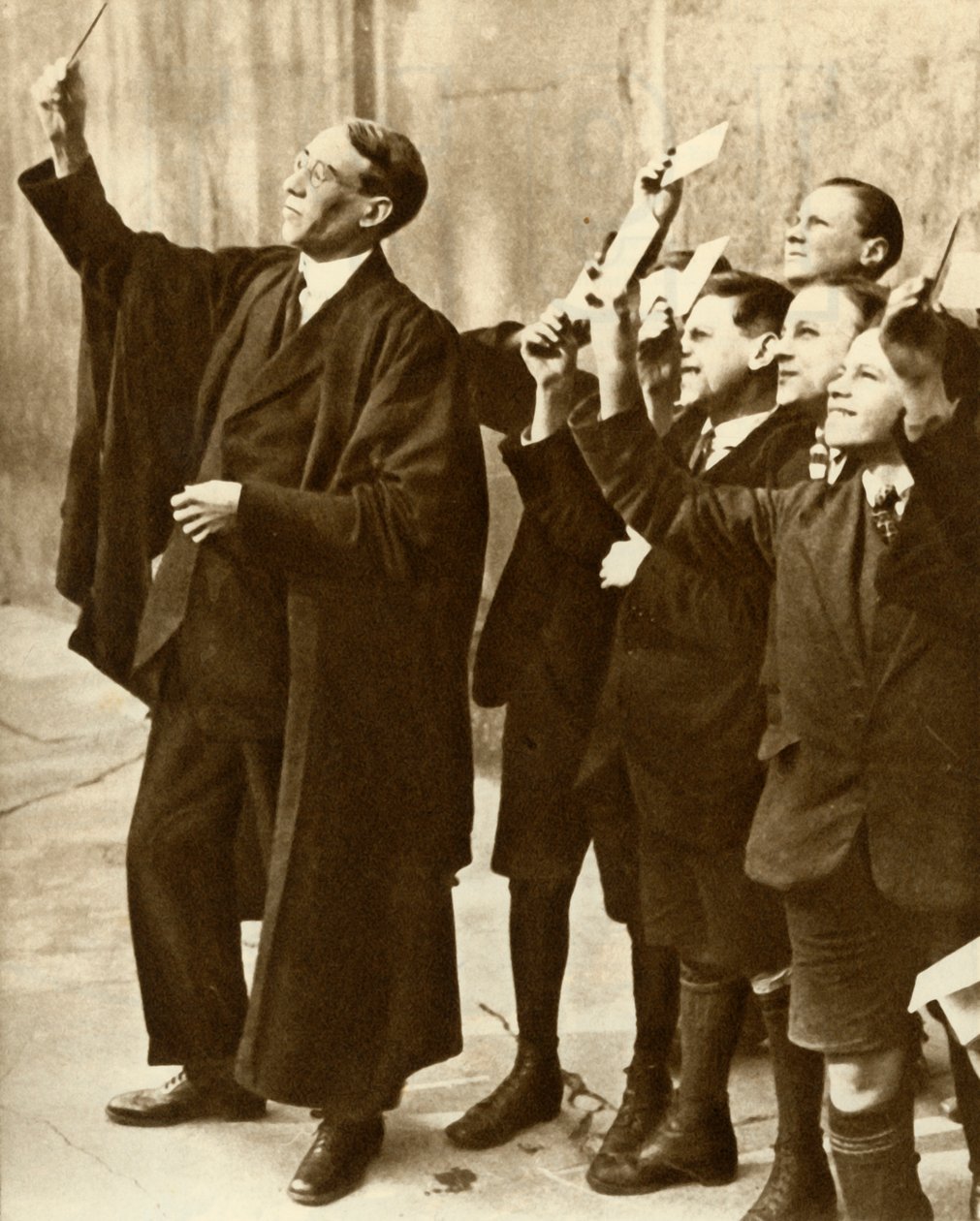 Školáci a učitelé pozorující zatmění Slunce, Británie, 1921, 1935. od Unbekannt