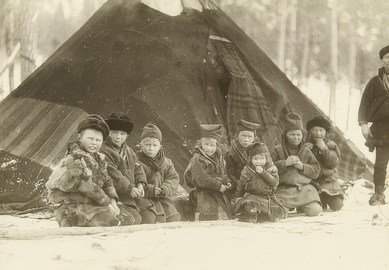 Švédsko. Laponské děti před stanem. Kolem roku 1900 od Unbekannt
