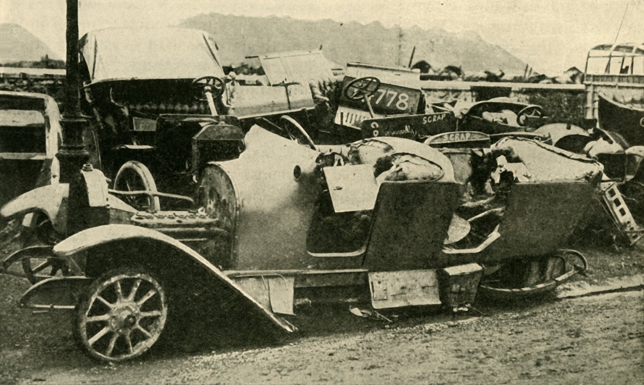 Sešrotováno! Rozbité automobily zajaté Němci..., První světová válka, 1914, c1920. od Unbekannt