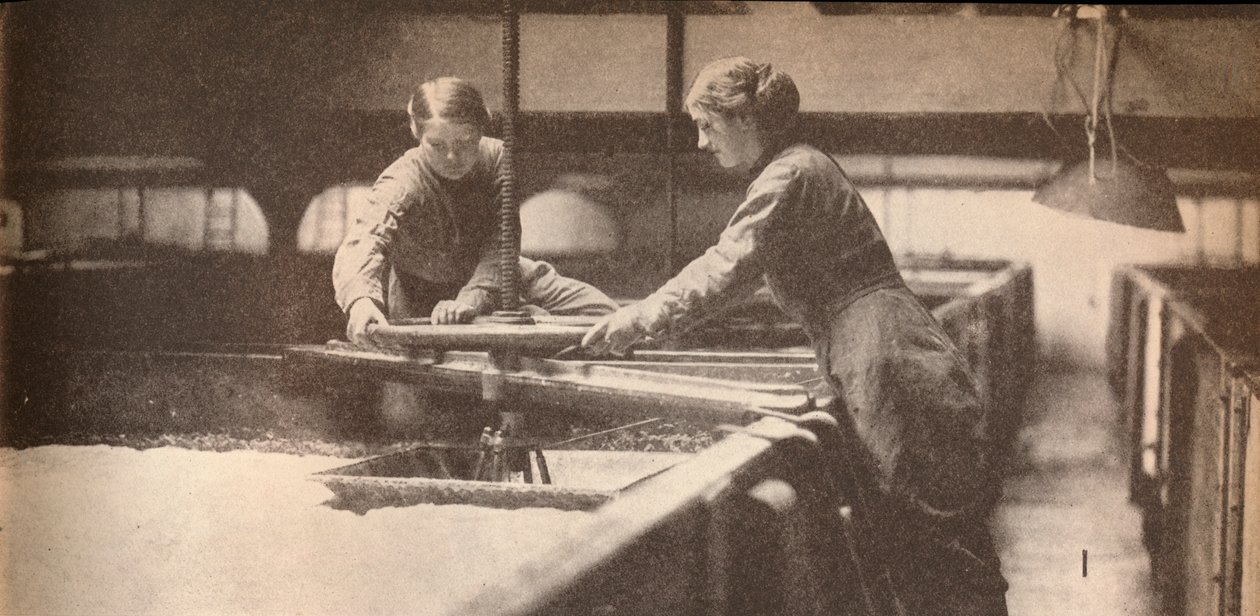 Šroubování kvasnic v pivovaru Burton-On-Trent, c1916, 1935 od Unbekannt