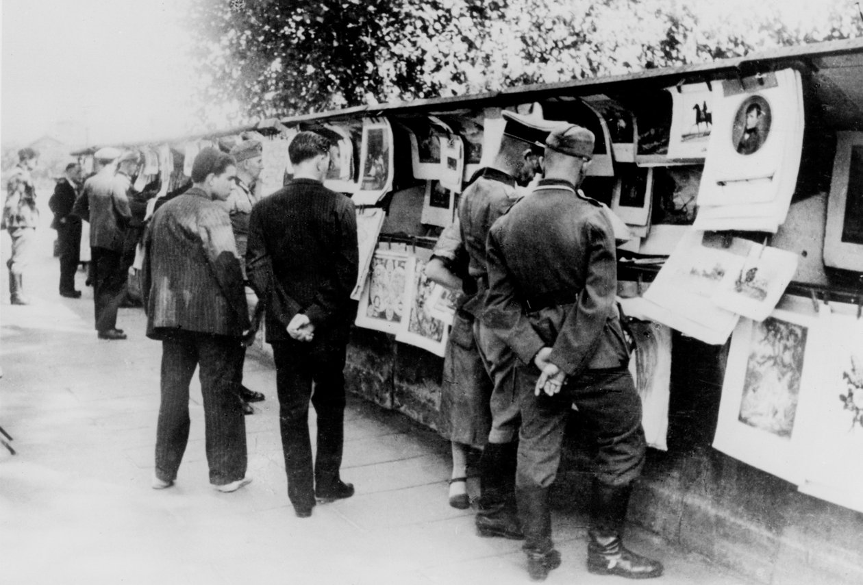 Stánky s použitými knihami a tiskem na břehu Seiny, Paříž okupovaná Němci, 1940 od Unbekannt