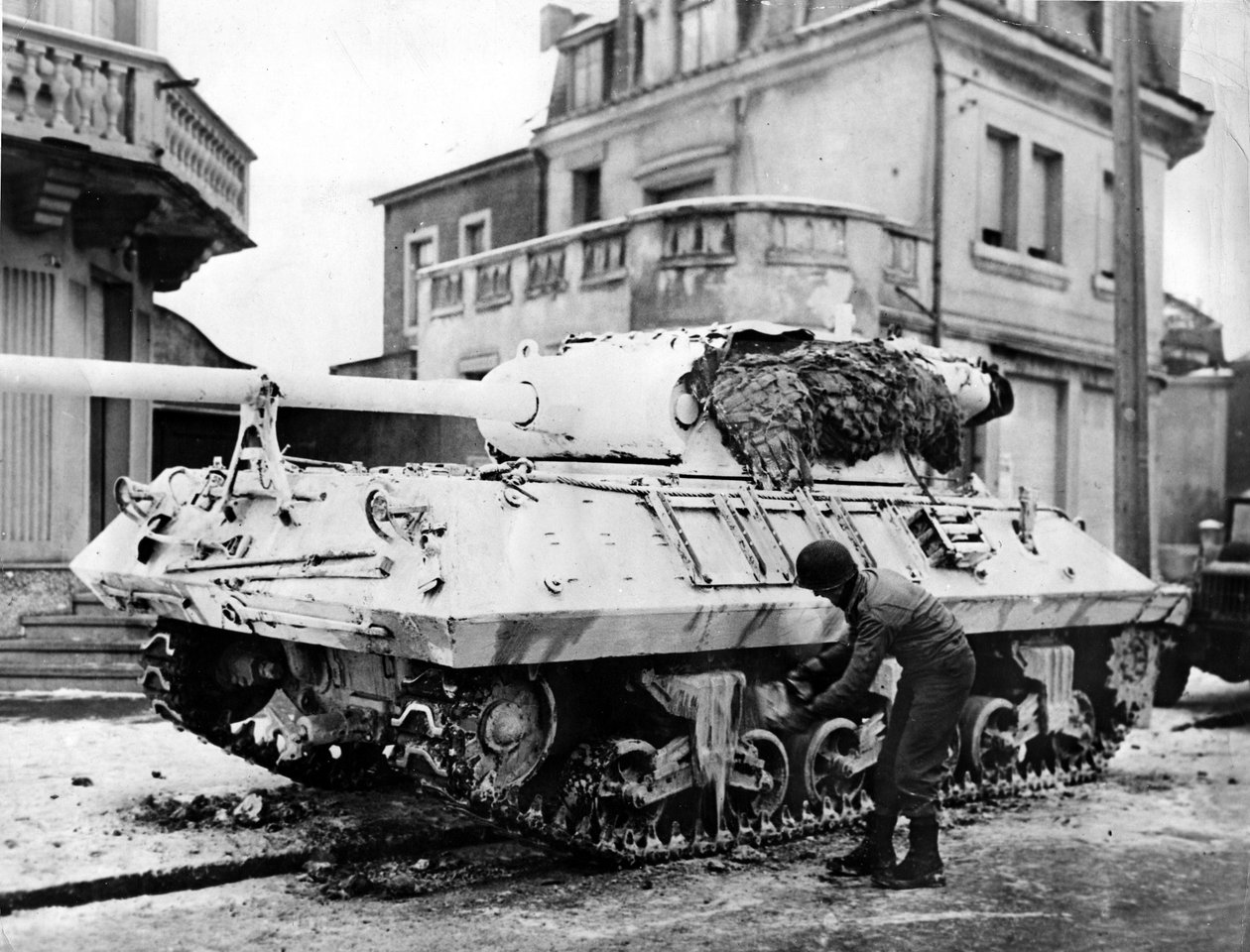 Druhá světová válka (1939-1945) – Druhá světová válka (II. nebo 2. světová válka): Lucembursko kolem 20. prosince 1944: Na jižním křídle německé zálohy namaloval americký voják bílý tank M36, aby se přizpůsobil meteorologickým podmínkám od Unbekannt